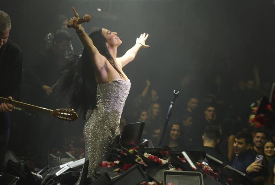 Viral βίντεο: Θαμώνας πέταξε τεράστιο καναπέ στην πίστα ενώ τραγουδούσε η Αναστασία