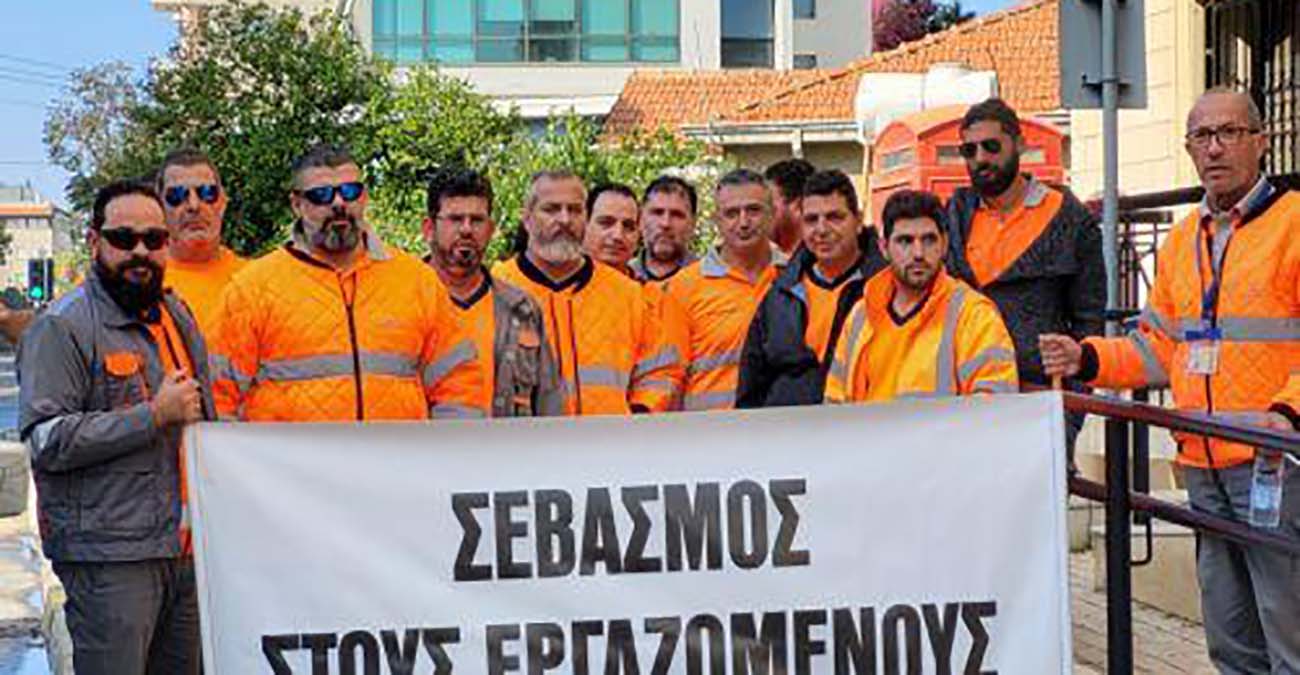 Έξω από το Υπουργείο Μεταφορών οι λιμενεργάτες της Λάρνακας, συνεδριάζουν για απόφαση επόμενων μέτρων
