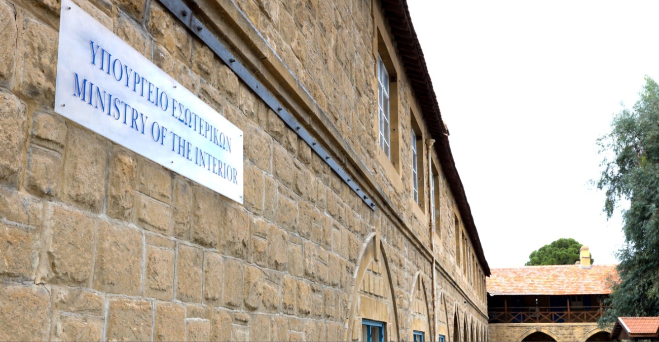 Υπουργείο Εσωτερικών: Παραδέχεται τα κενά στα καταφύγια και αλλάζει «στρατόπεδο» – Πώς απαντά στο «καμπανάκι» της Ελεγκτικής