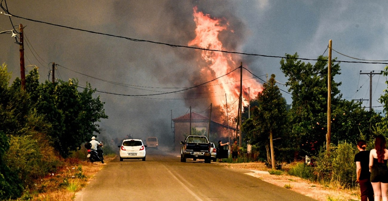 Μαίνονται ακόμη οι φωτιές στην Ελλάδα - Μηνύματα από το 112 και μέσα στη νύχτα - Πετάνε επτά εναέρια μέσα