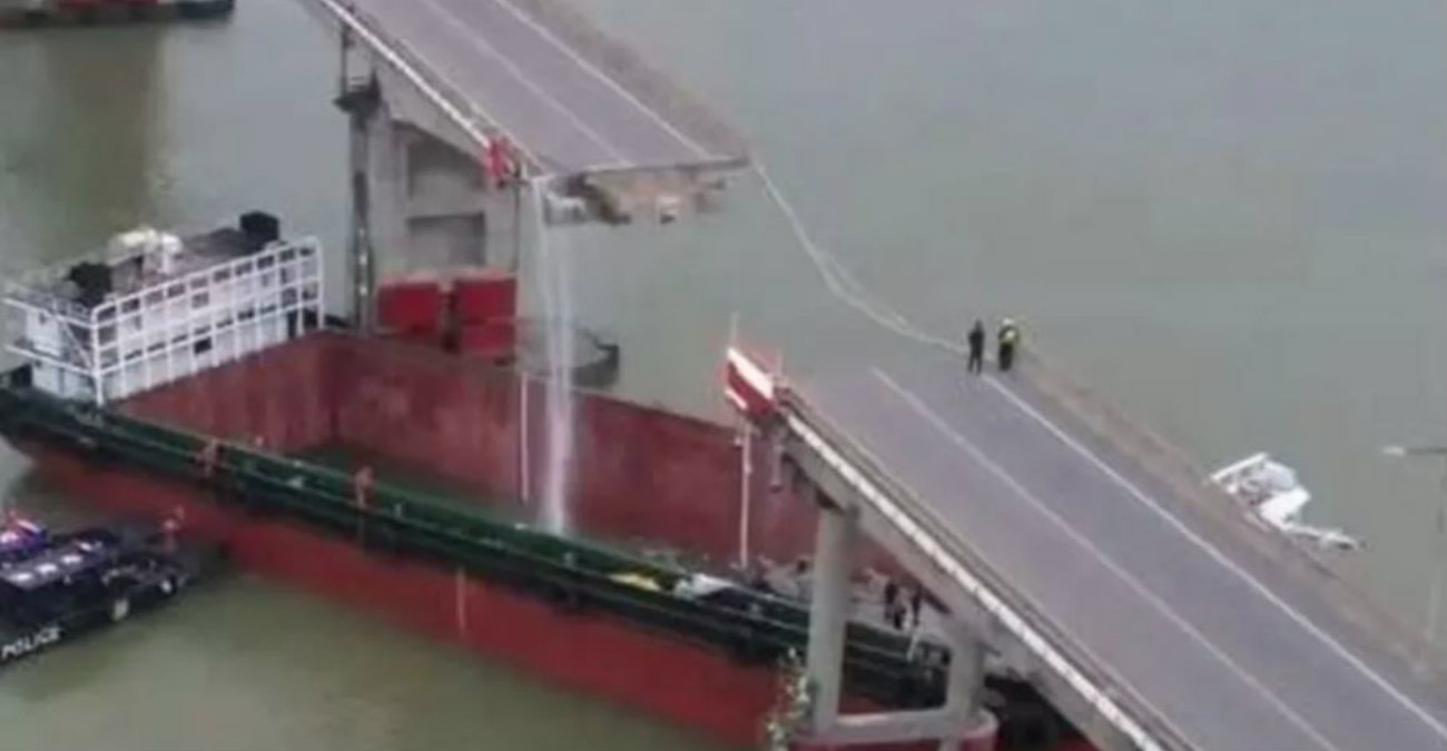 Φορτηγό - πλοίο στην Κίνα έπεσε σε γέφυρα: Δύο νεκροί και τρεις αγνοούμενοι - Οχήματα έπεσαν στη θάλασσα - Δείτε βίντεο