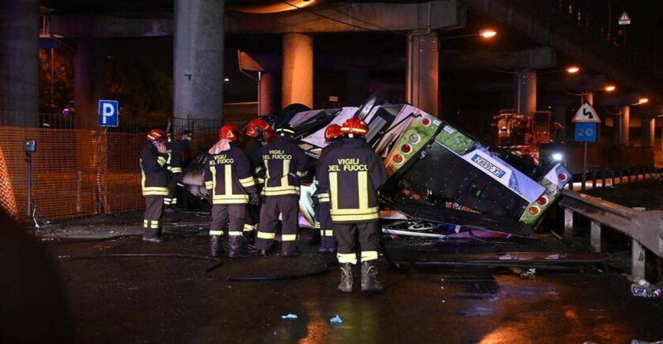 Τουλάχιστον 21 νεκροί σε πτώση λεωφορείου από γέφυρα στην Ιταλία