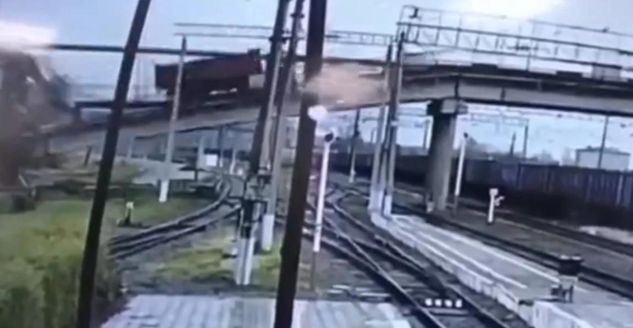 Βίντεο: Η στιγμή της κατάρρευσης γέφυρας πάνω σε γραμμές τρένου στη Ρωσία - Μια νεκρή και πέντε τραυματίες