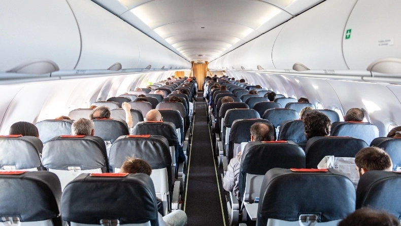 Τι να μην τρώτε στο αεροπλάνο: Oι τροφές και τα ποτά που πρέπει να αποφύγετε σε μια πτήση