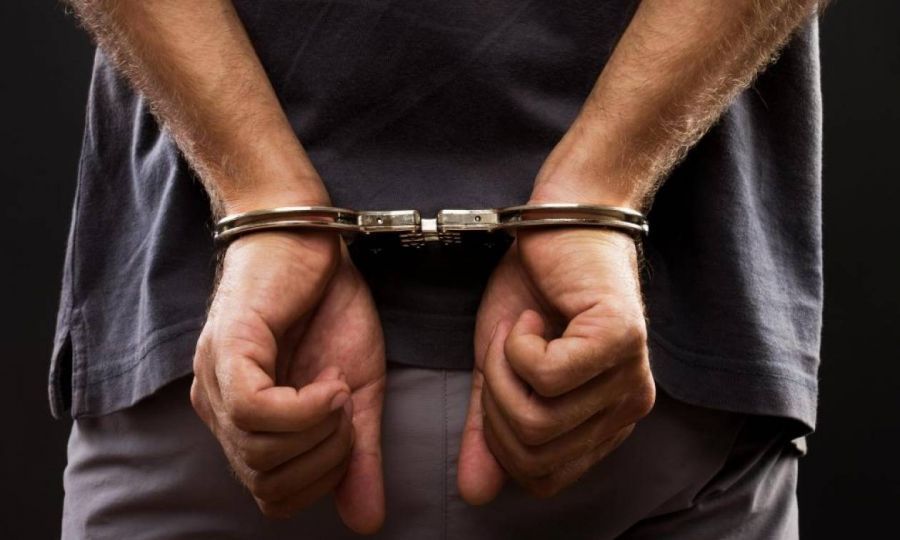 Εφιάλτης για 49χρονο: Τον απείλησε, τον ξυλοφόρτωσε και του άρπαξε χιλιάδες ευρώ – Κατέληξε με χειροπέδες