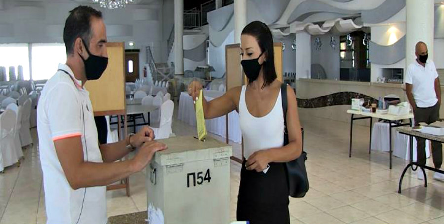 Με απόλυτη τάξη διεξάγονται οι εκλογές της ΠΟΕΔ στην Πάφο τηρώντας τα υγειονομικά πρωτόκολλα 