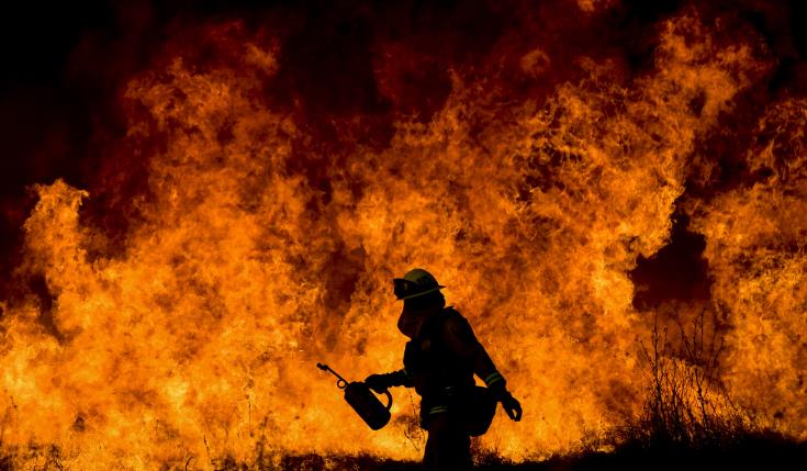 Οι φλόγες συνεχίζουν να απειλούν χιλιάδες κατοικίες στην Καλιφόρνια 