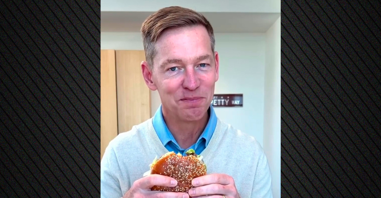 Ο CEO των McDonald’s απαντά στο viral βίντεο με το burger: Δεν είμαι χορτοφάγος, φταίει η μαμά μου