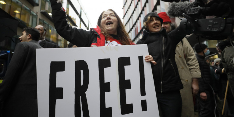Τζούλιαν Ασάνζ: Η βρετανική Δικαιοσύνη αποφάσισε κατά της αποφυλάκισης με εγγύηση  