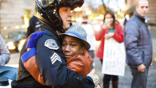 Τραγωδία: Νεκρό το αγόρι που έγινε διάσημο αγκαλιάζοντας αστυνομικούς