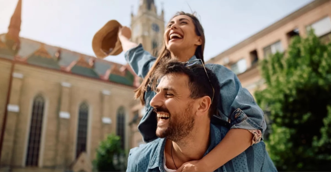 Οι παντρεμένοι ή οι singles έχουν την ευτυχία στο τσεπάκι τους; Έρευνα απαντά