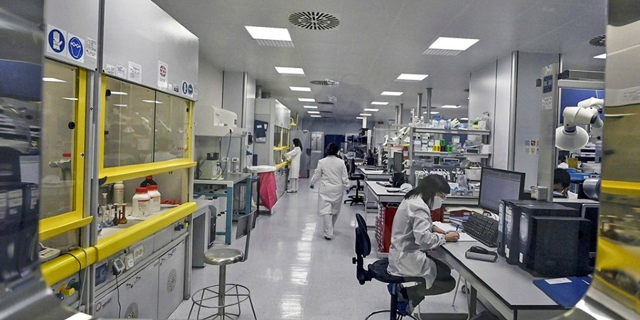 Ανάπτυξη νέων θεραπειών για τον κορωνοϊό - Ετοιμάζει μηχανισμό στήριξης της έρευνας και καινοτομίας η ΕΕ