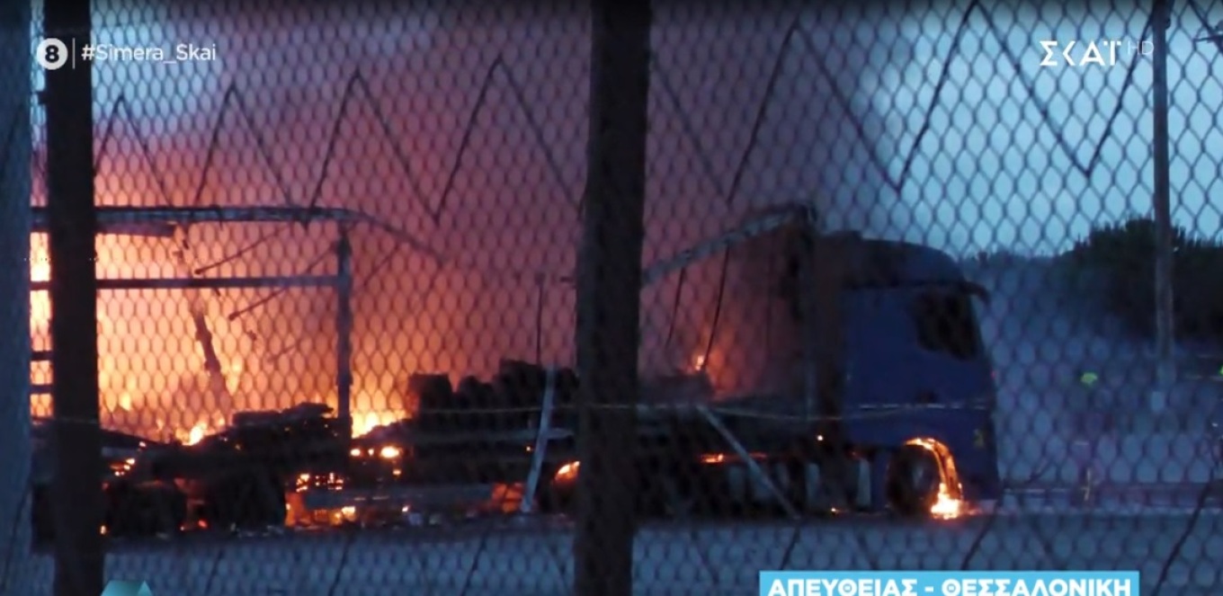 Φωτιά σε φορτηγά στο λιμάνι της Θεσσαλονίκης - Μεγάλη κινητοποίηση της πυροσβεστικής