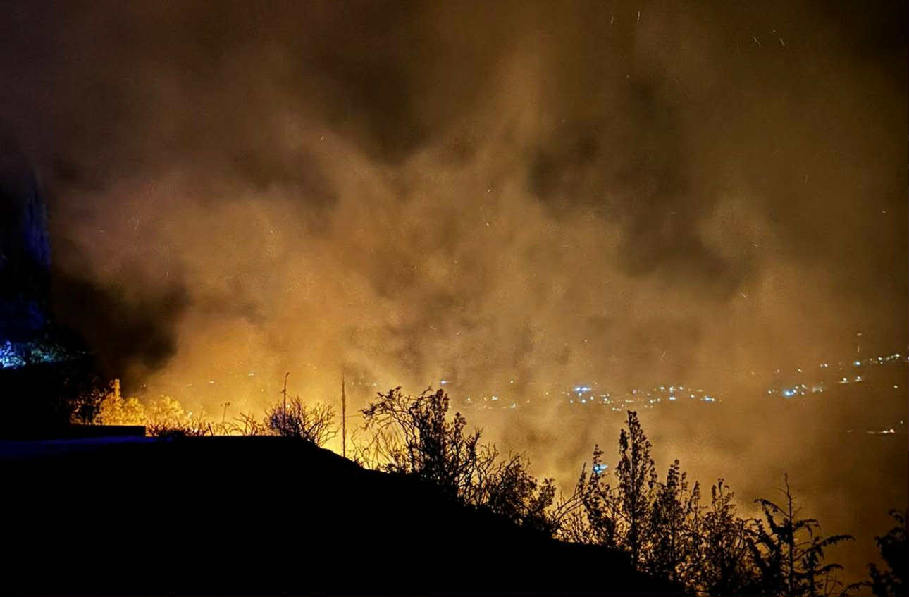 Αίσιο τέλος: Απομακρύνονται με ασφάλεια οι 36 εγκλωβισμένοι της Λόφου - Μάχη με τις φλόγες