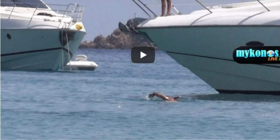 Θαλαμηγός παραλίγο να παρασύρει λουόμενο σε παραλία της Μυκόνου - VIDEO