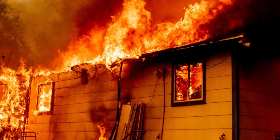 Έπιασε φωτιά το σπίτι τους στη Λεμεσό - Φιλοξενήθηκαν από τον κοινοτάρχη του χωριού τους 