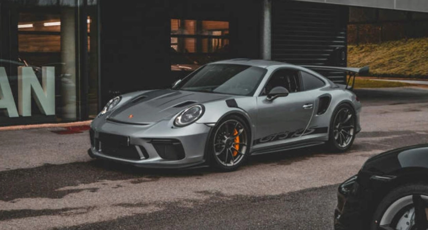 VIDEO: Δεν θα πιστέψετε γιατί έβαλε φωτιά στην Porsche του - Τον... έκαψε κάμερα ασφαλείας