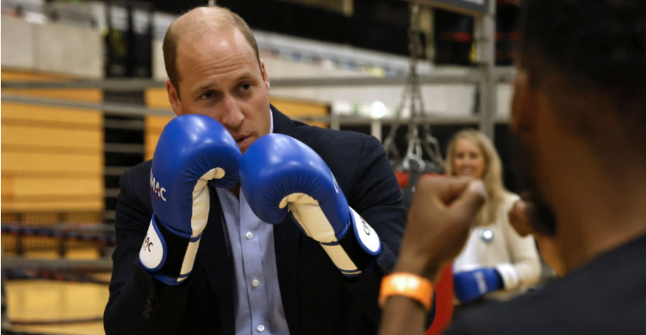Πρίγκιπας Ουίλιαμ: Φόρεσε γάντια του μποξ και δοκίμασε πυγμαχικές κινήσεις - Δείτε βίντεο
