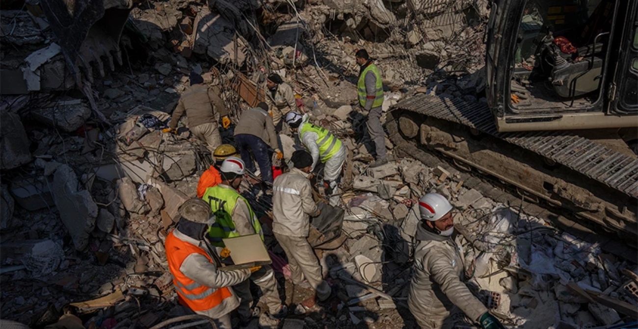 Σεισμός στην Τουρκία: «100.000 είναι ακόμα θαμμένοι κάτω από τα συντρίμμια» λέει καθηγητής