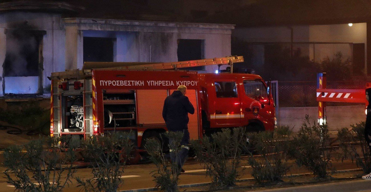 Έτρεχε η Πυροσβεστική: Έβαλαν φωτιά σε κάδους απορριμάτων σε Λύκειο στη Λευκωσία