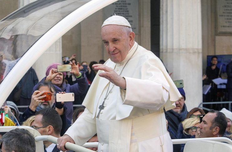 Ανησυχία για την υγεία του Πάπα– Φίλησε και αγκάλιασε ασθενείς με κορωνοϊό
