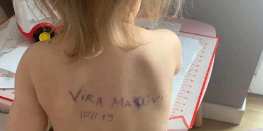Η φρίκη του πολέμου στο σώμα ενός 2χρονου κοριτσιού: Ουκρανή έγραψε στην πλάτη του παιδιού τα στοιχεία του, σε περίπτωση που η ίδια σκοτωθεί!