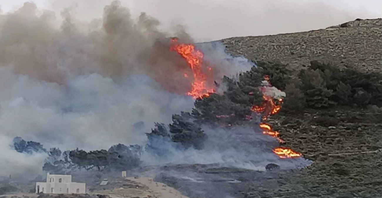 Συναγερμός στην Ελλάδα: Φωτιά στην Πάρο - Καίει κοντά σε σπίτια - Δείτε βίντεο