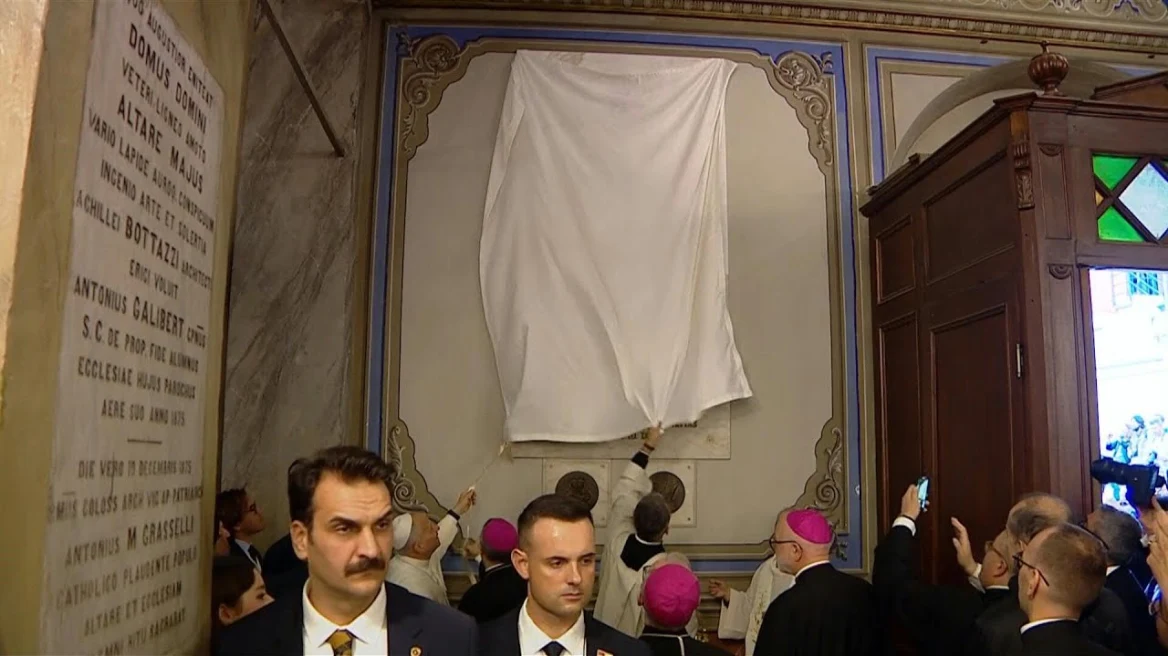 Viral αμήχανη στιγμή για τον Πάπα στην Κωνσταντινούπολη: Δυσκολεύτηκε να αποκαλύψει μαρμάρινη επιγραφή