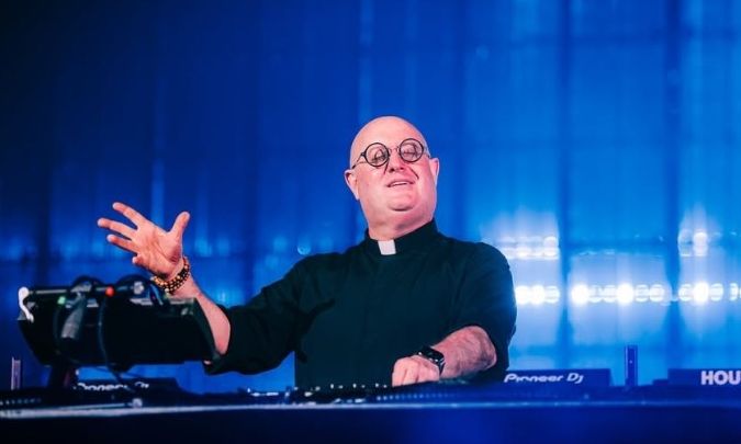 Από το ιερό στο dancefloor: Ο ιερέας που μετέτρεψε τη rave μουσική, σε προσευχή
