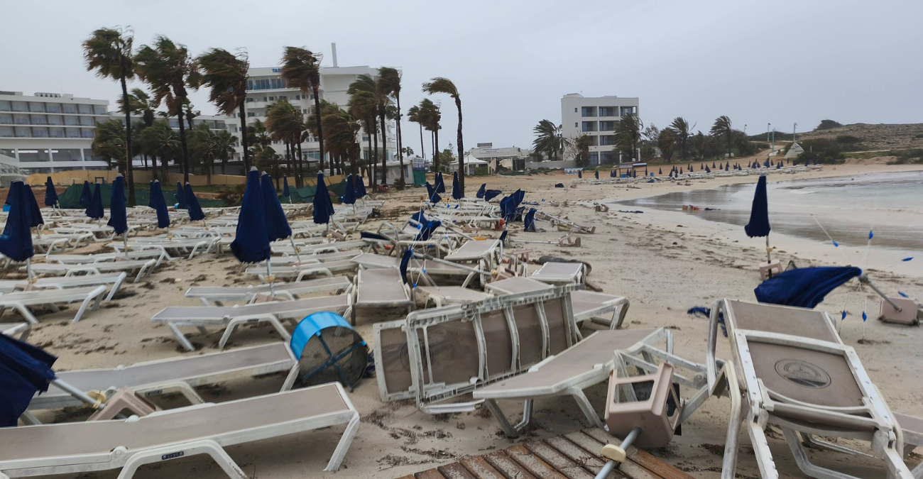 Σαρωτικοί άνεμοι στην Αγία Νάπα: Δεκάδες κρεβατάκια και ομπρέλες χάθηκαν στη θάλασσα – Ζημιές χιλιάδων ευρώ - Βίντεο