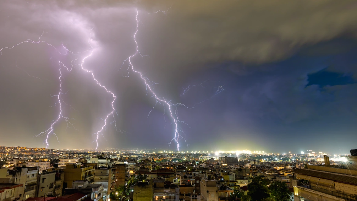 Καταιγίδα προκάλεσε προβλήματα στη Θεσσαλονίκη: Εντυπωσιακές φωτογραφίες από την έντονη κεραυνική δραστηριότητα
