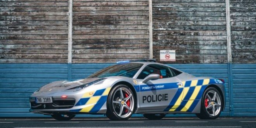 Με μεγάλες ταχύτητες τρέχει η αστυνομία στην Τσεχία - Μετέτρεψαν κατασχεμένη Ferrari σε περιπολικό