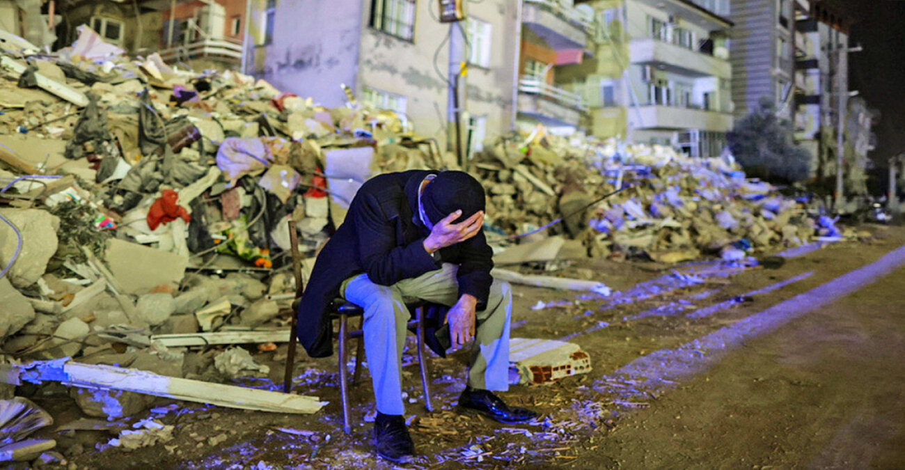 Σεισμός στην Τουρκία: Συγκλονίζει άνδρας που αναζητάει στα ερείπια τους συγγενείς του - «Θα περιμένω εδώ όλη μου τη ζωή»