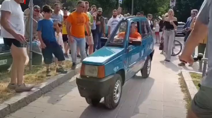VIDEO - Έφτιαξε το πιο στενό αυτοκίνητο στον κόσμο: To Fiat Panda που χωράει μόνο έναν άνθρωπο και έγινε viral