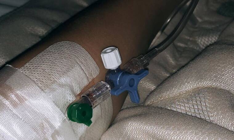 Στο χειρουργείο Ελληνίδα τραγουδίστρια – ΦΩΤΟΓΡΑΦΙΑ από το νοσοκομείο 