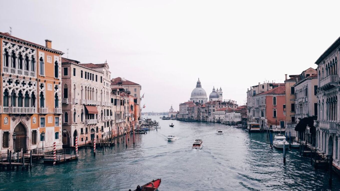 ΒΙΝΤΕΟ: Εκατοντάδες ψάρια ξεβράστηκαν στους δρόμους της Βενετίας