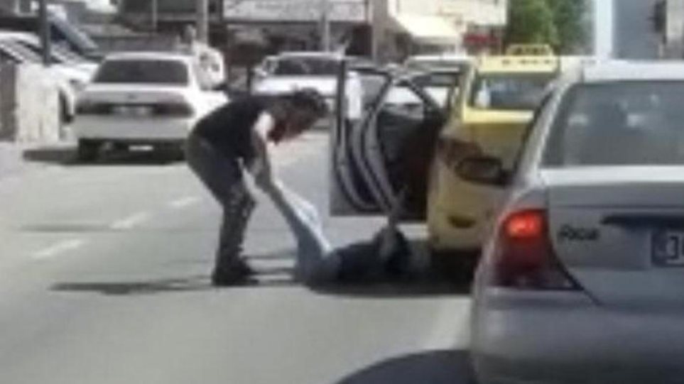 Ταξιτζής πέταξε γυναίκα έξω από το ταξί του - VIDEO