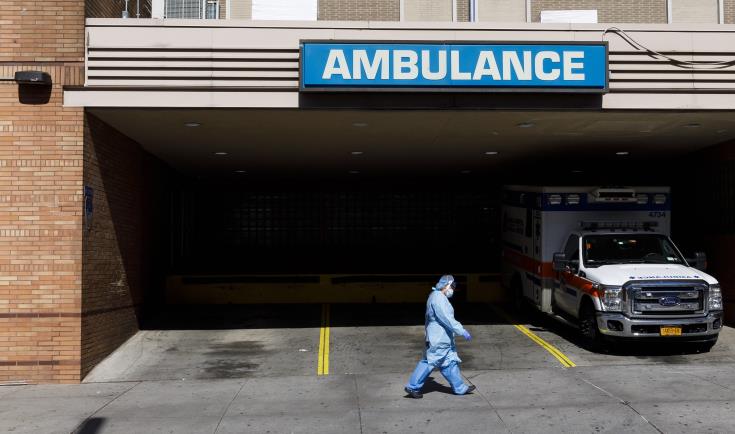Πληθαίνουν οι θάνατοι, μειώνονται οι εισαγωγές σε νοσοκομεία/ΜΕΘ στη Νέα Υόρκη
