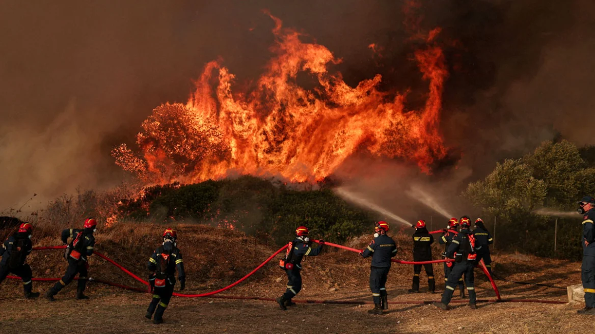 Σε ύφεση τα κύρια μέτωπα της πυρκαγιάς στη Δυτική Αττική – Κρίσιμες οι μεσημβρινές ώρες
