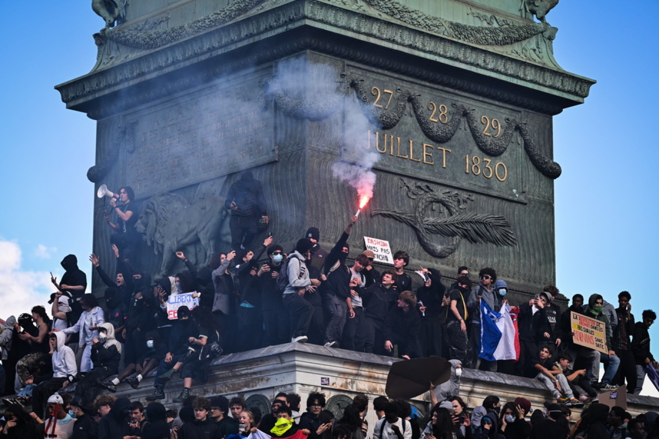 «Να δούμε ποιος θα υποχωρήσει πρώτος»: Η εξέγερση των μαθητών στη Γαλλία στριμώχνει τον Μακρόν