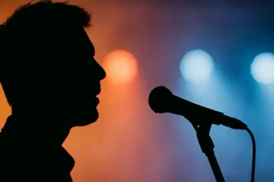 VIDEO: Αυτός ο γνωστός Έλληνας τραγουδιστής...είναι πιλότος στις Κυπριακές Αερογραμμές - «Εκεί λέω το πραγματικό μου όνομα»