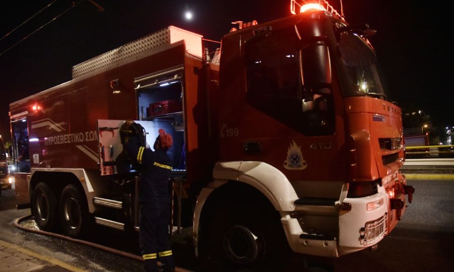 Στις φλόγες όχημα σε υπόγειο στη Λευκωσία – Με αναπνευστικές συσκευές μπήκαν οι πυροσβέστες