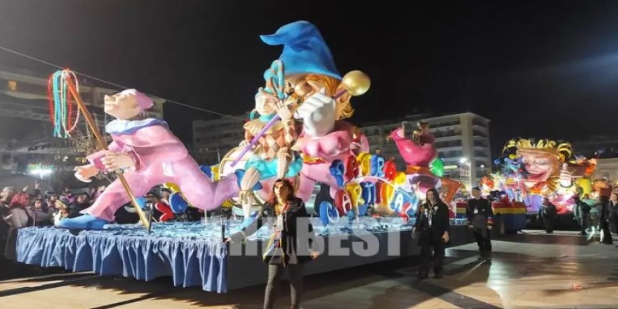 Πάτρα: Εντυπωσιακή η παρέλαση των αρμάτων του Δήμου για το Καρναβάλι