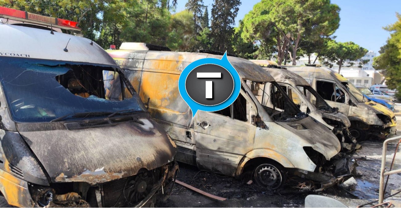 Φωτιά στο Παλιό Νοσοκομείο Λάρνακας: Κάηκαν ολοσχερώς τα τέσσερα ασθενοφόρα – Δείτε φωτογραφία και βίντεο