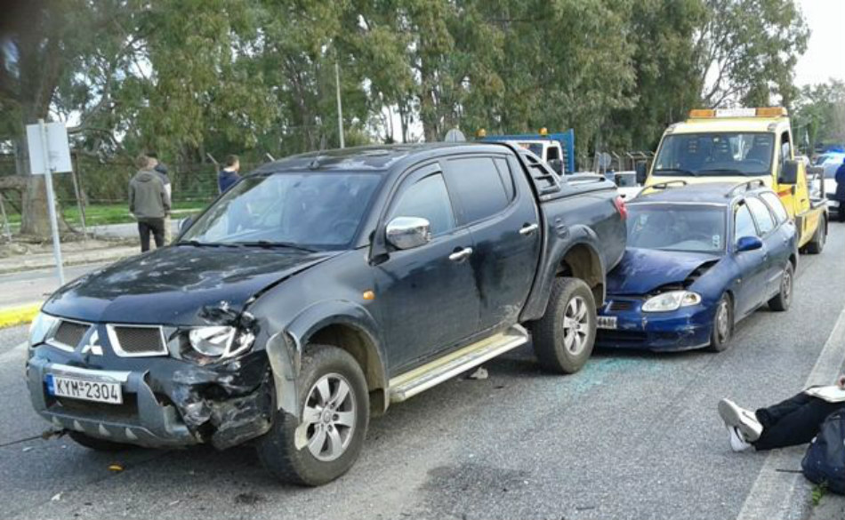 ΠΑΦΟΣ: Τροχαία σύγκρουση τεσσάρων οχημάτων στον δρόμο Κισσόνεργας-Πέγειας