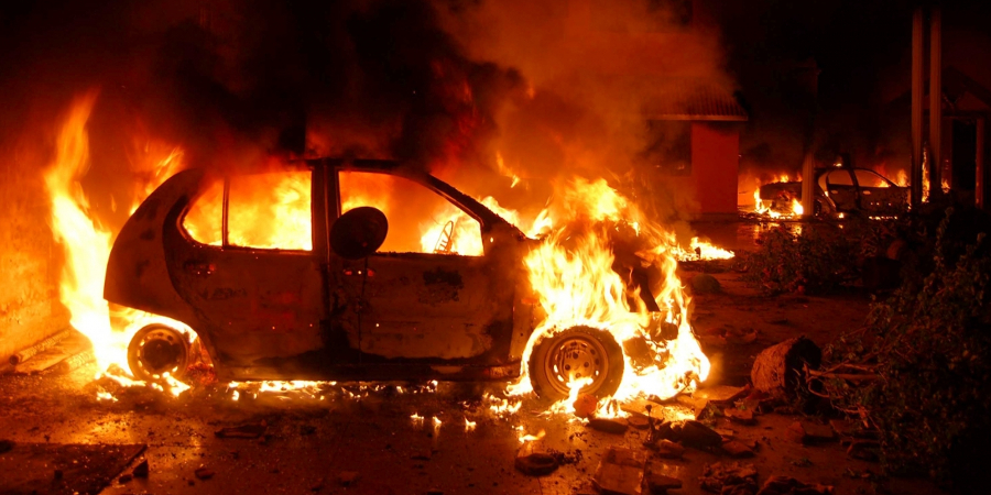 ΛΑΡΝΑΚΑ: Έτρεχαν όλο το βράδυ να κατασβήσουν τις φωτιές σε οχήματα - Έρευνες με το πρώτο φως της μέρας