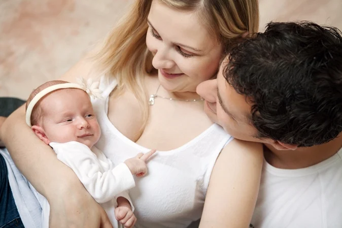 Νομοσχέδιο «θέλει» να εκσυγχρονίσει τη νομοθεσία για τις υιοθετήσεις - Οι πρώτες τοποθετήσεις στην Επιτροπή Νομικών