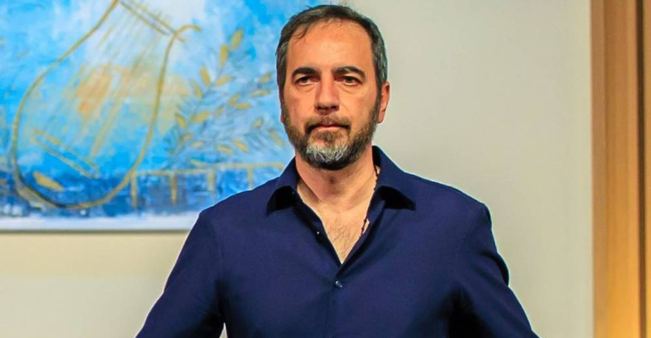 Δεν το περιμέναμε! Ο Λώρης Λοϊζίδης χτύπησε τατουάζ με τους ρόλους της καριέρας του - Φωτογραφία