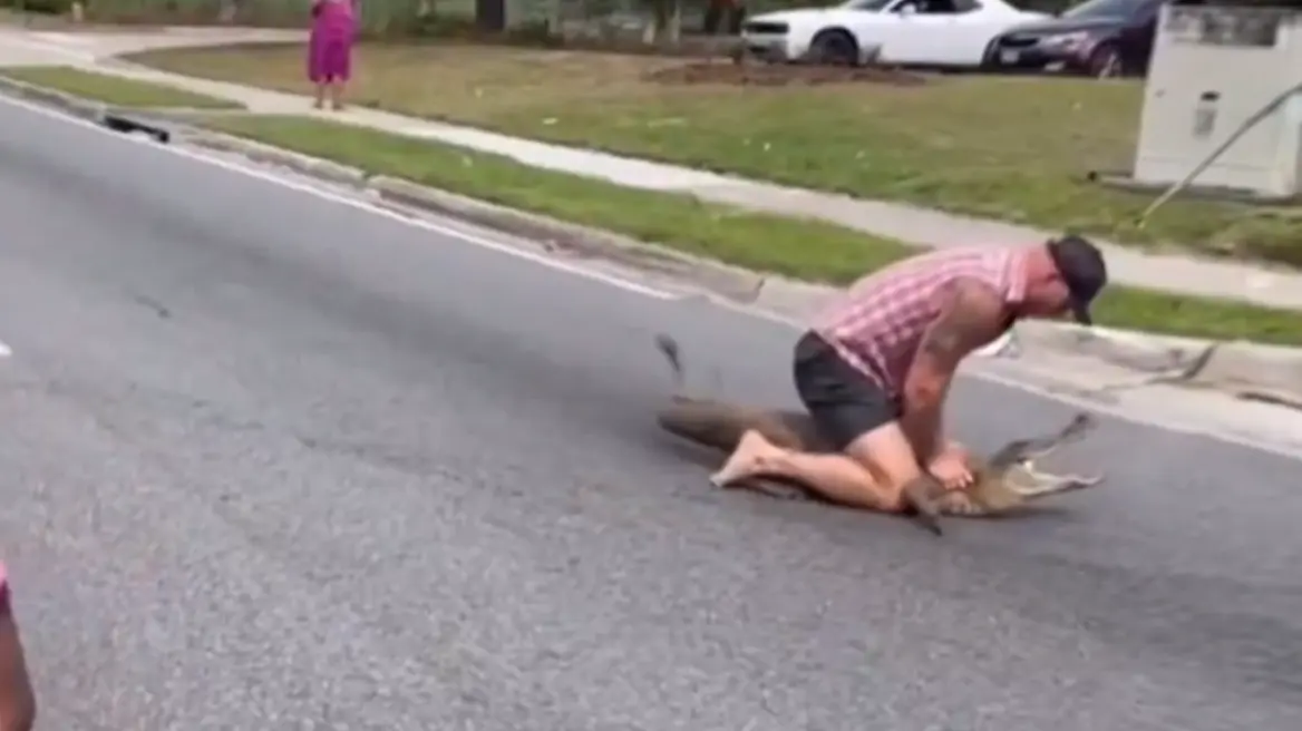 Παλαιστής στη Φλόριντα ακινητοποίησε 2,5 μέτρων με γυμνά χέρια - Δείτε βίντεο