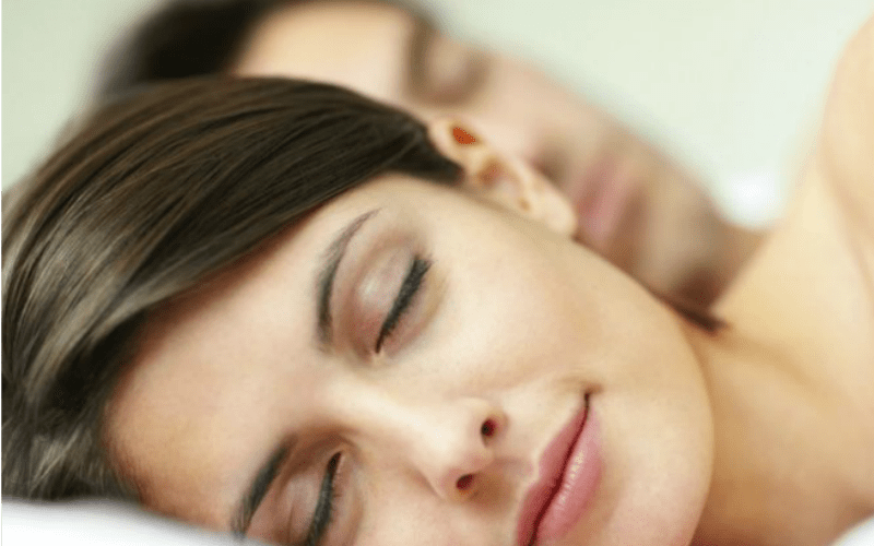 Τα ζευγάρια που κοιμούνται στο ίδιο κρεβάτι συγχρονίζουν τις συνήθειες του ύπνου τους, σύμφωνα με έρευνα